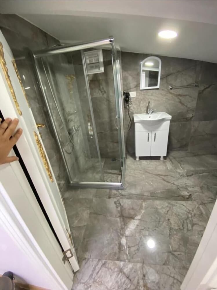 Hotel 1453 58/60