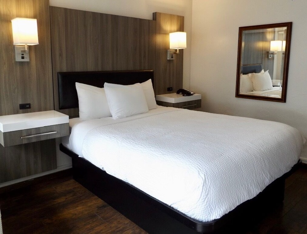 ROOM, QUEEN BED