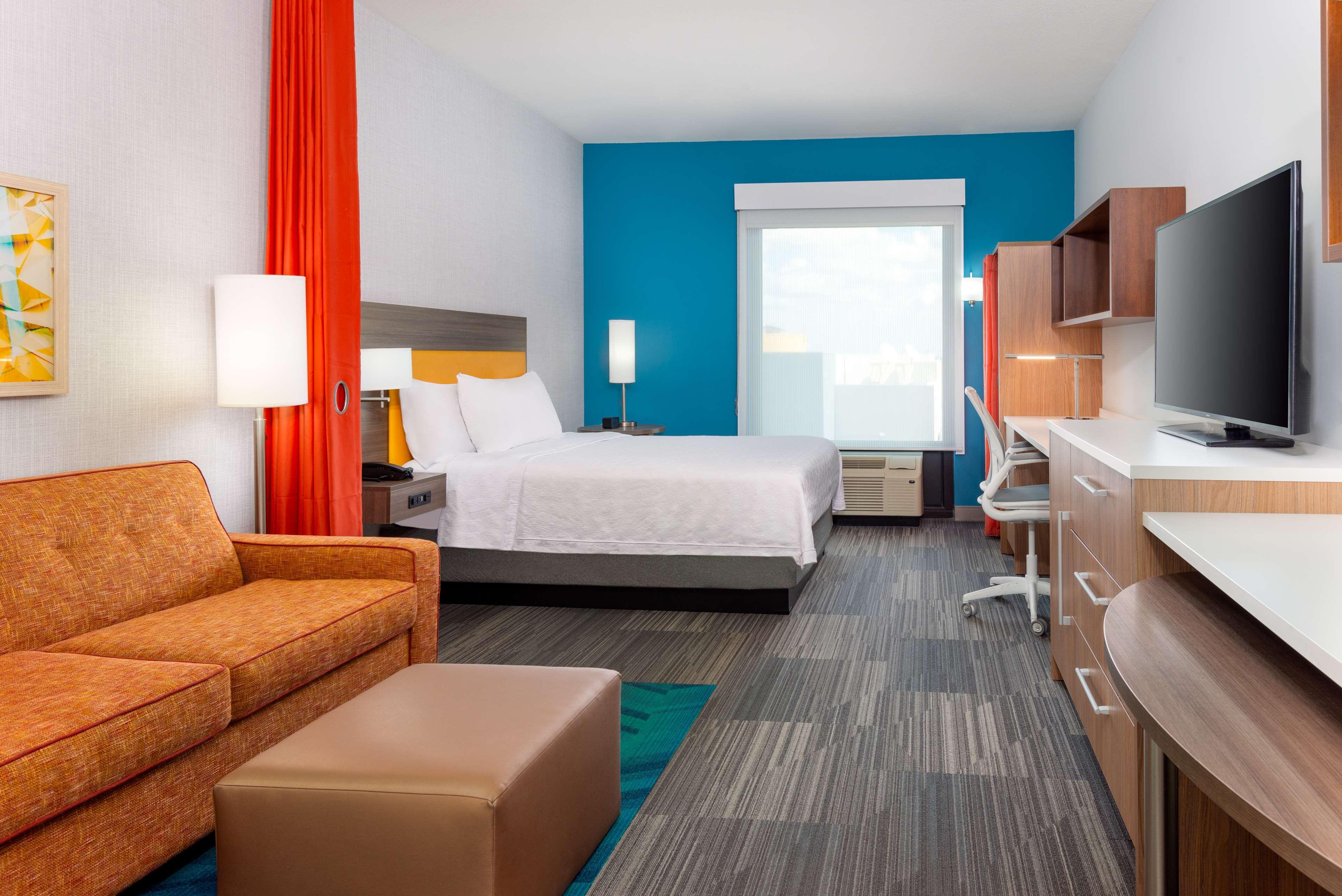 STUDIO, QUEEN BED, POOL VIEW, ACCESSIBLE