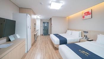 Deluxe, 2 Double Beds, Bridge View