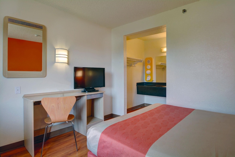 غرفة ديلوكس بسرير كوين، Motel6 Wethersfield, CT - Hartford 7/10