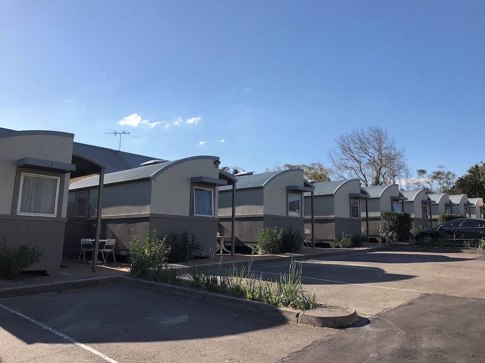 TRAVELLERS MOTOR VILLAGE 42/50