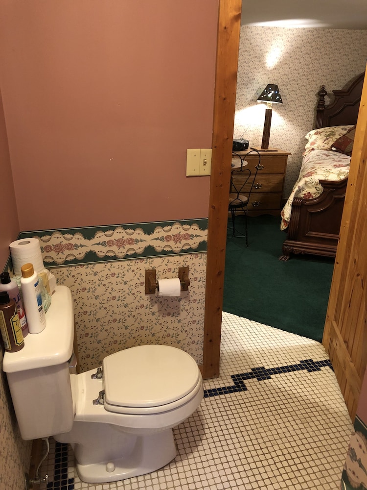 Evergreen Cottage Inn & Cabins 32/38