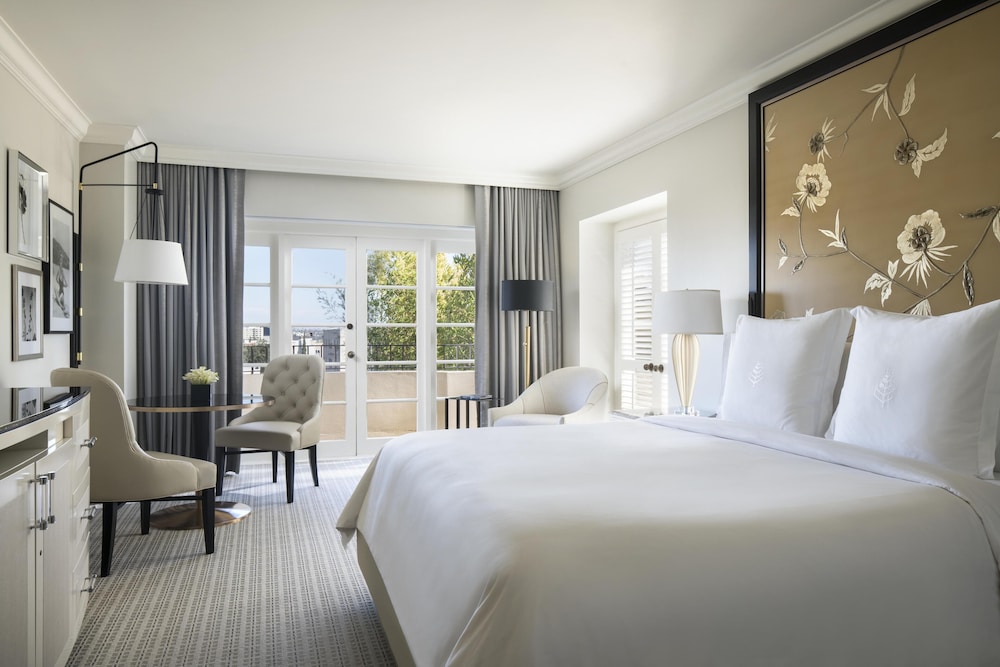 DELUXE, KING BED, BALCONY