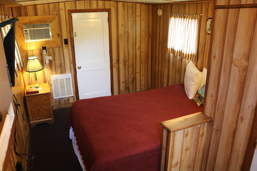 Red Caboose Motel 24/50