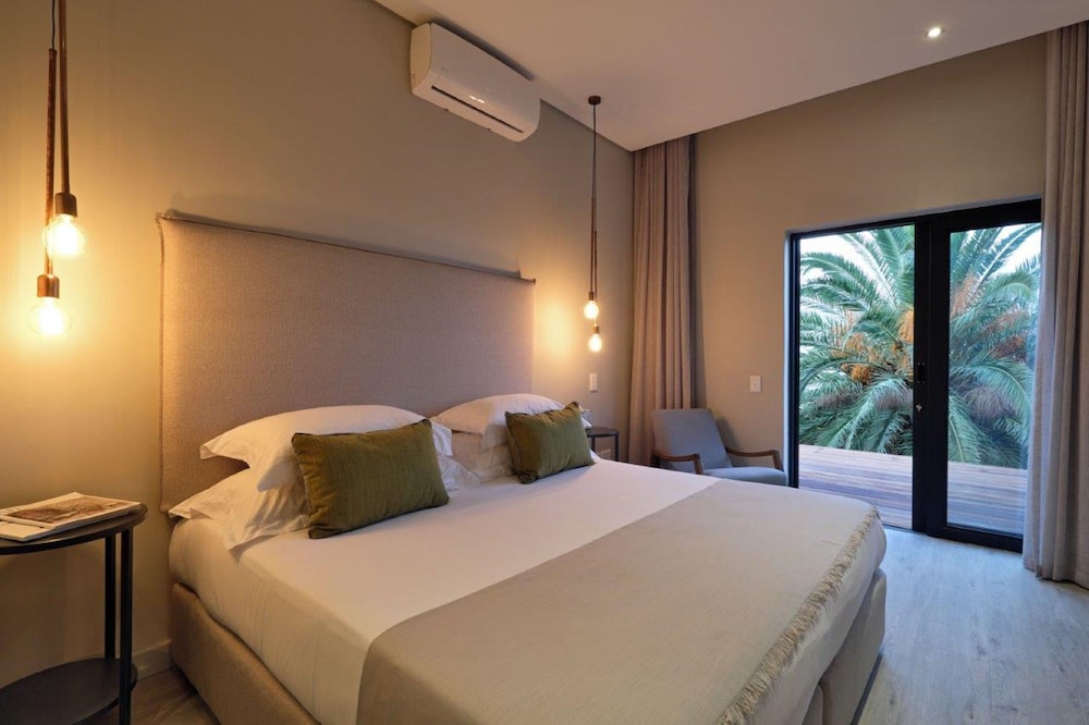 غرفة بسرير كينج بإطلالة على البحر، The Tree House Boutique Hotel 3/4