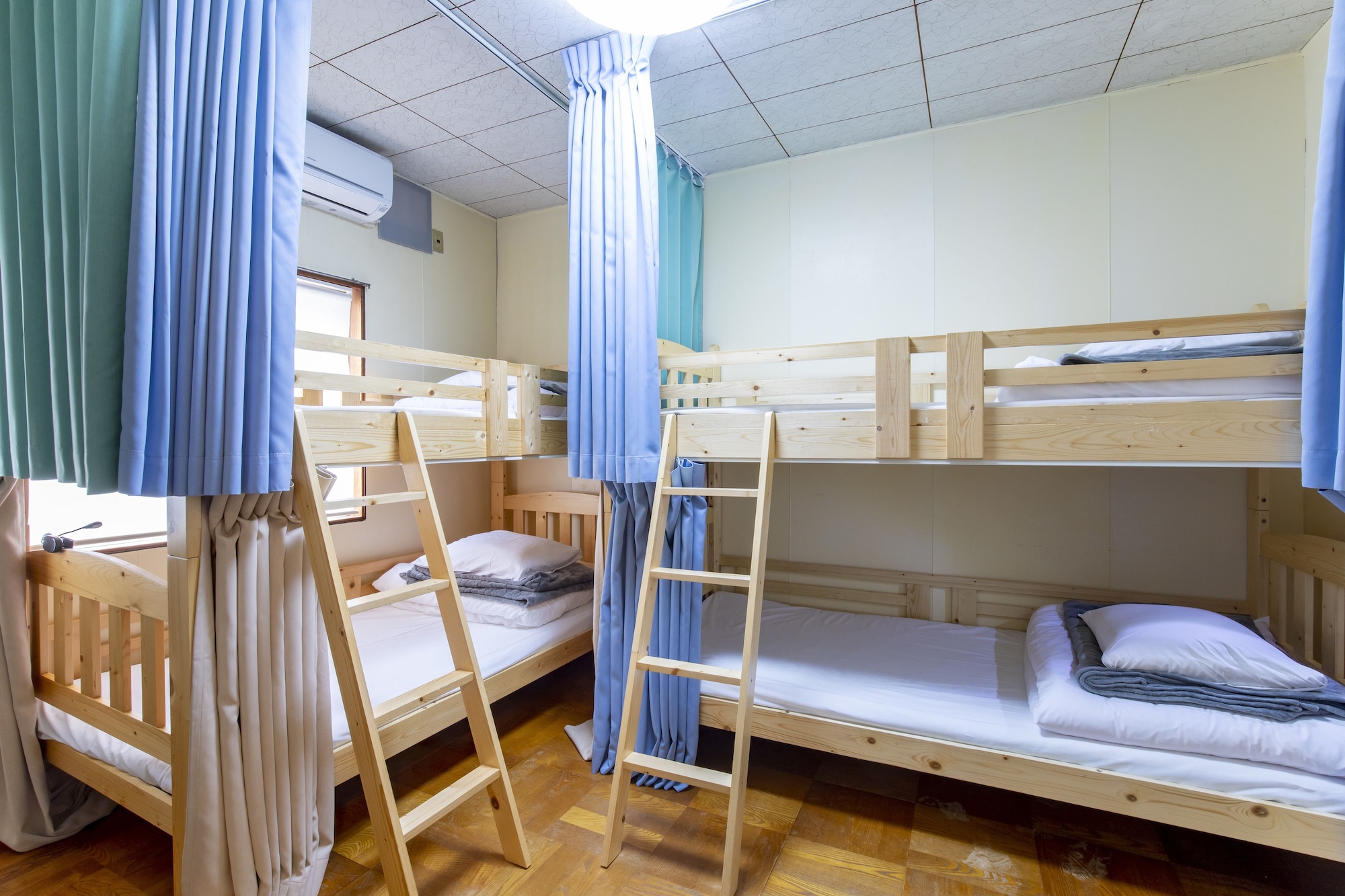 MIXED DORM, SHARED BATHROOM