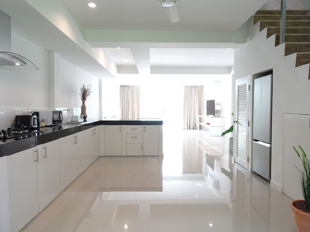 Isara Khao Lak 10/50