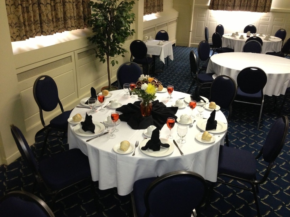 Slemon Park Hotel & Conference Centre 23/35