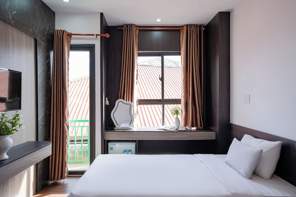 DELUXE, DOUBLE OR TWIN BED