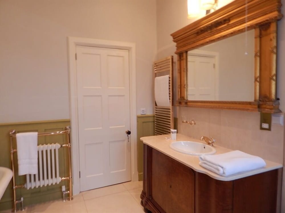 Westgate Manor 16/18