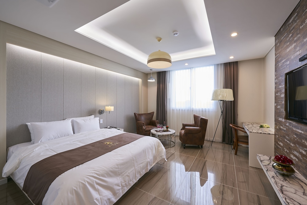 DELUXE, DOUBLE BED