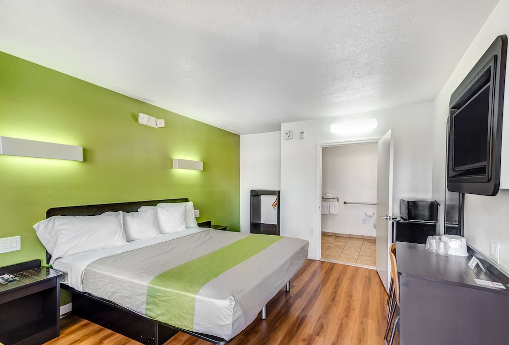 Motel6 Visalia, CA 18/50