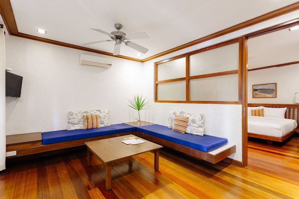 The Strand Boutique Resort 32/75
