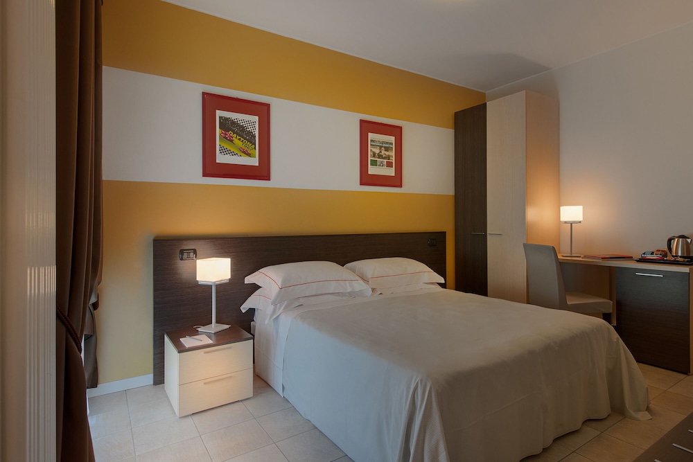 ROOM, QUADRUPLE