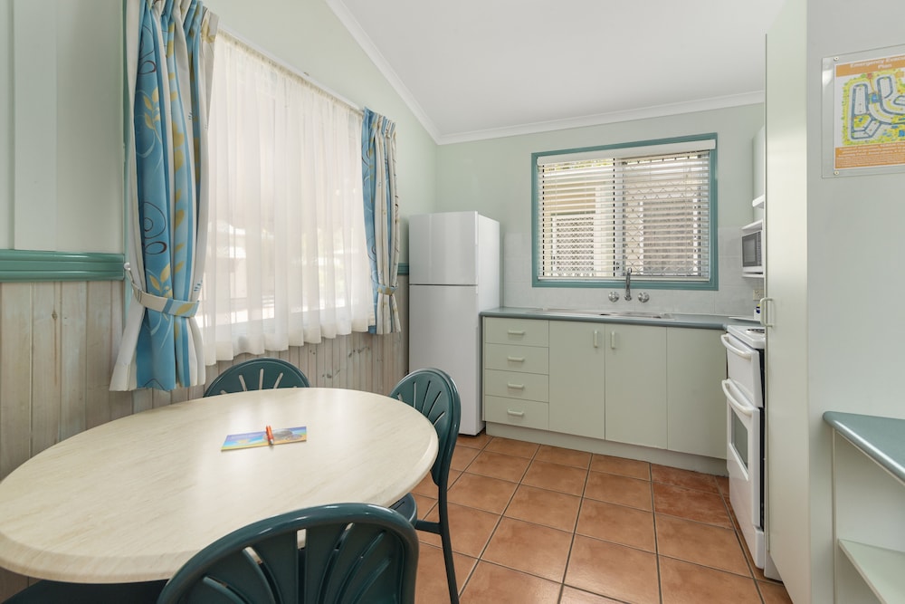 ASHMORE PALMS HOLIDAY VILLAGE 66/78