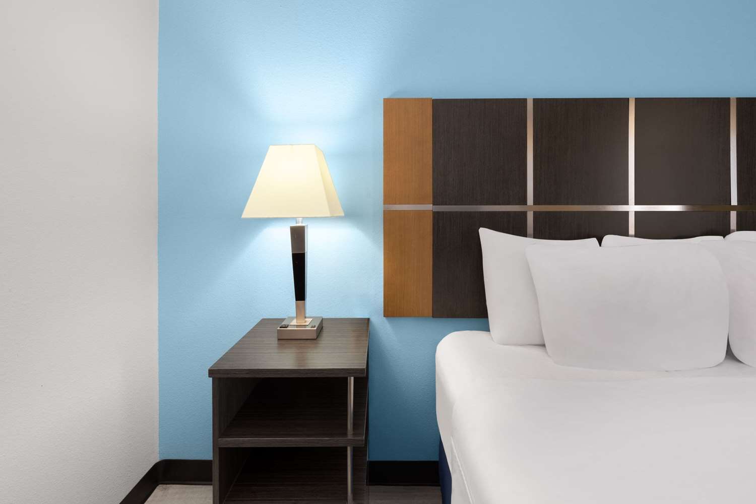 Days Inn & Suites by Wyndham Lubbock Medical Center 23/54
