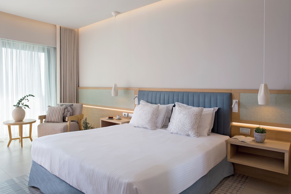 Deluxe, Queen Bed, Lateral Side Sea View, Sofa