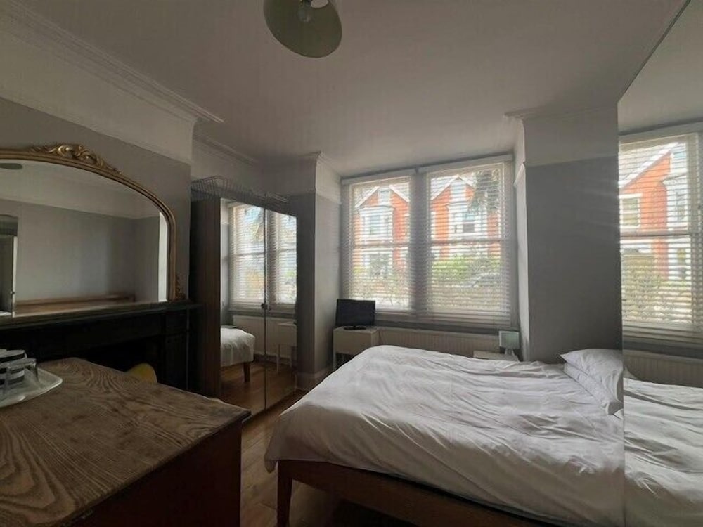 Kew Rooms 6/49