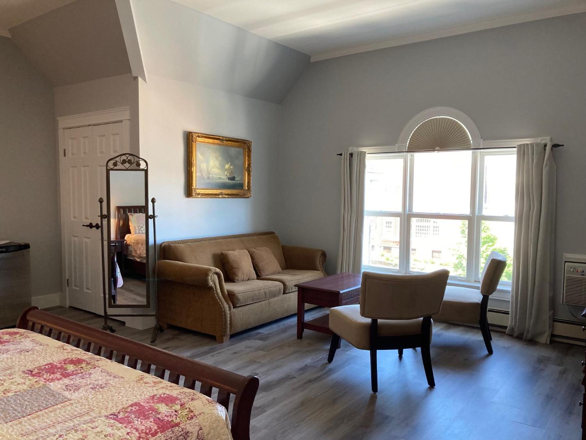 Lunenburg Arms Hotel 27/39