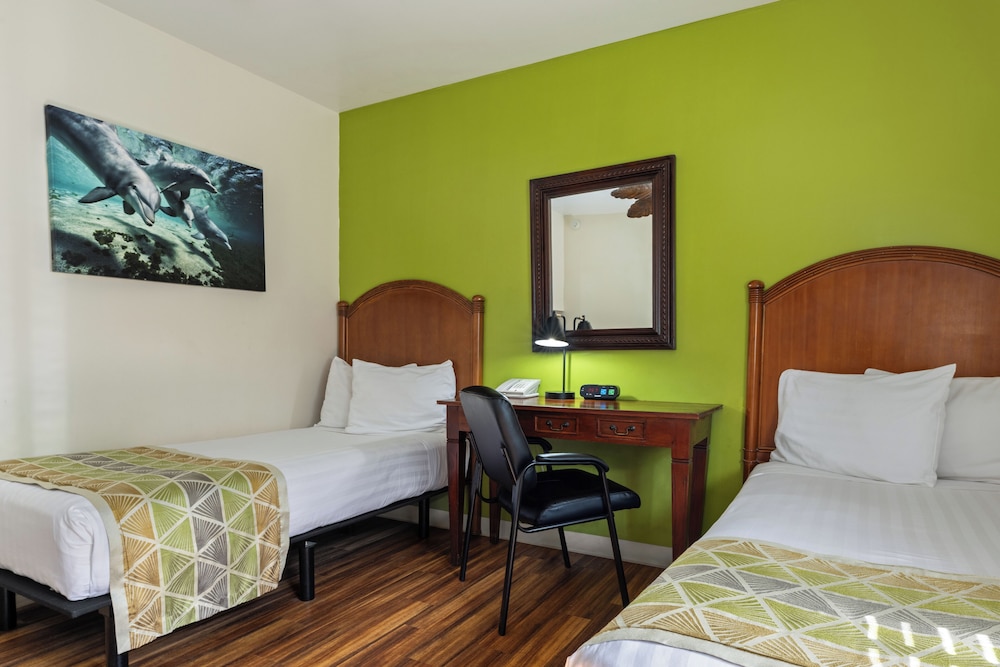 Pacific Marina Inn 25/53