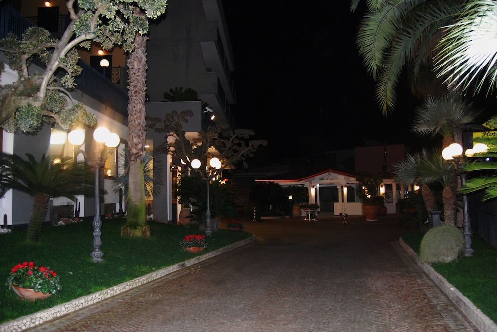 HOTEL RISTORANTE DONATO 68/73
