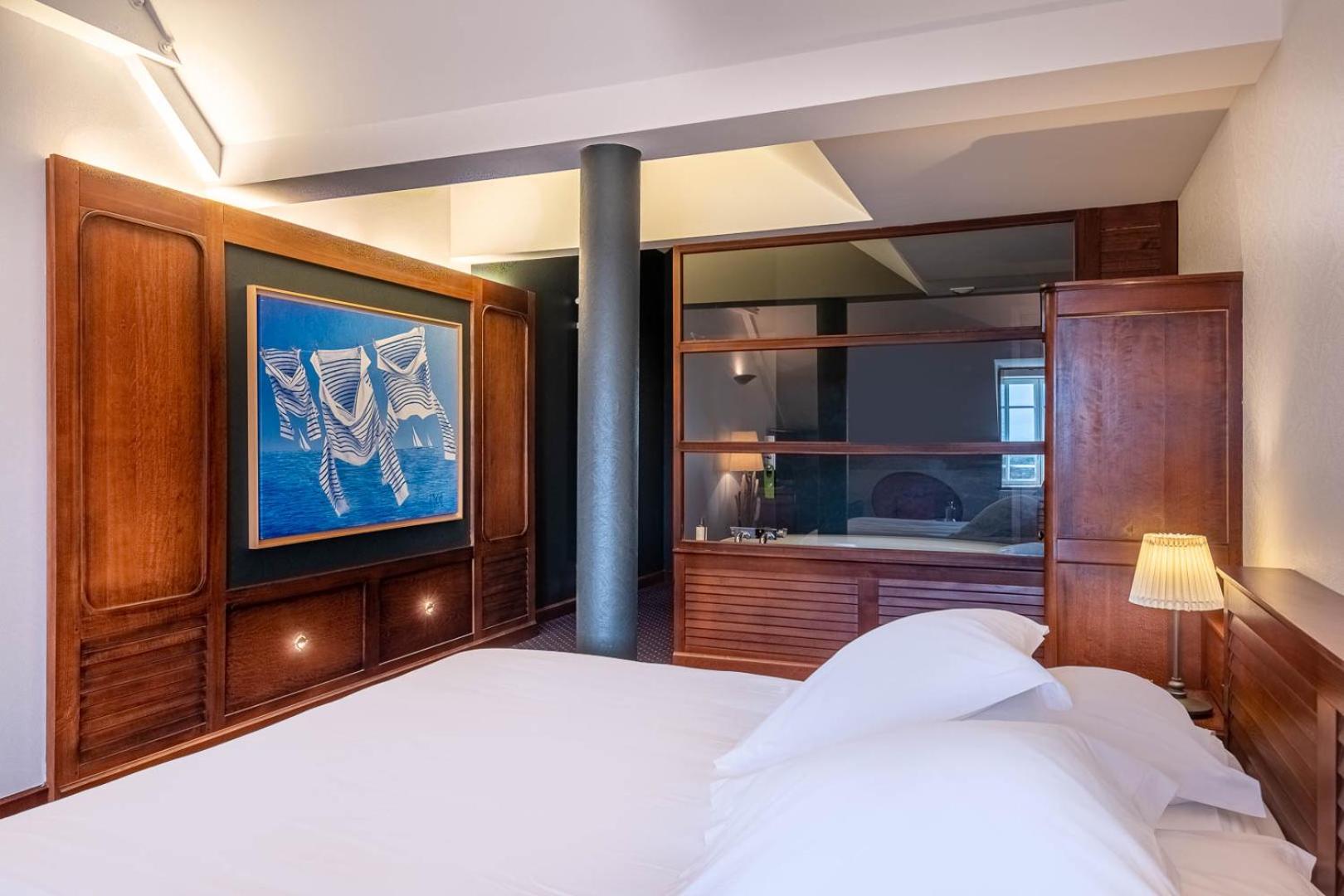 Superior, Double Bed, Light House View