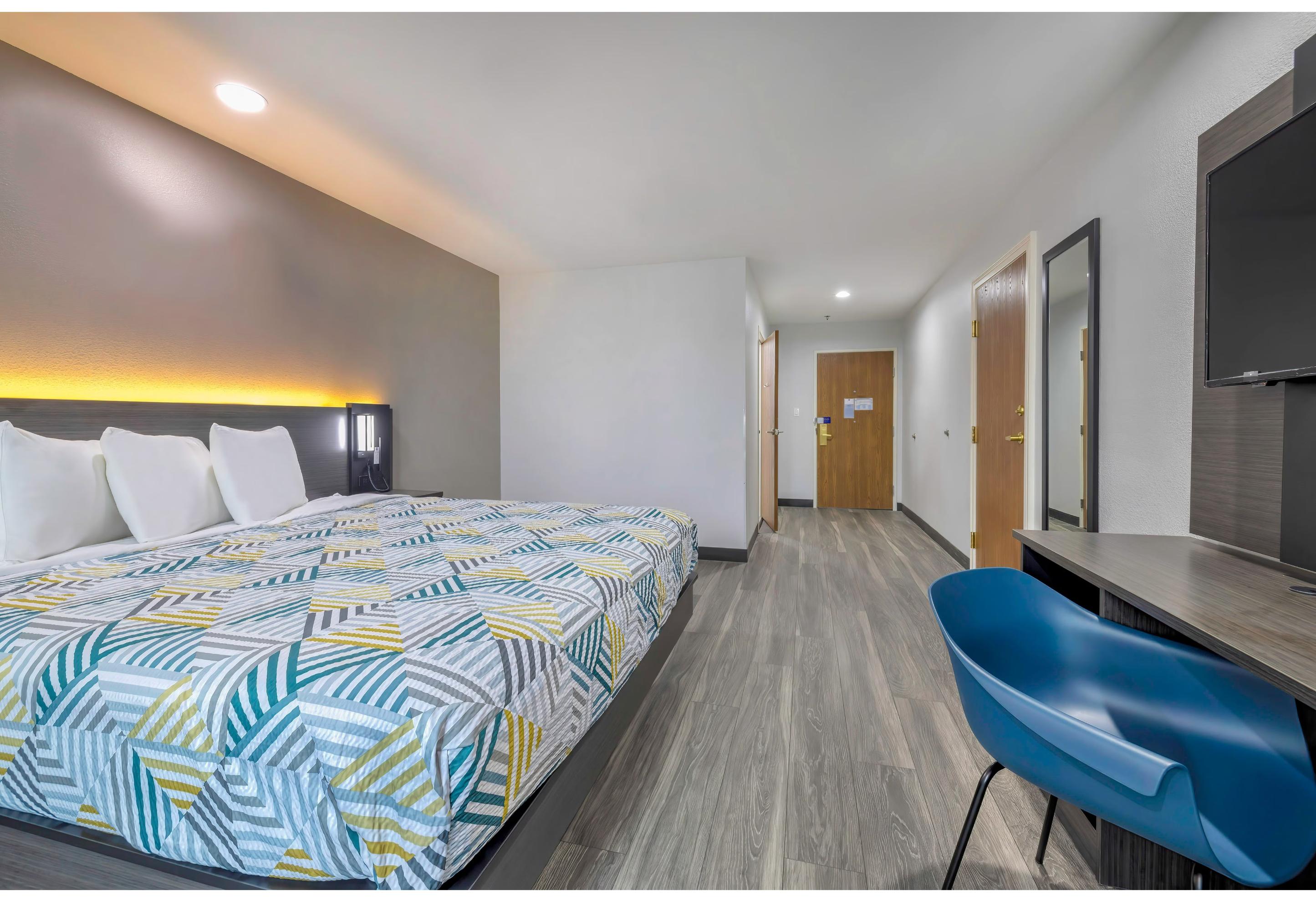 1 King Bed Suite, Smoking, Wet Bar