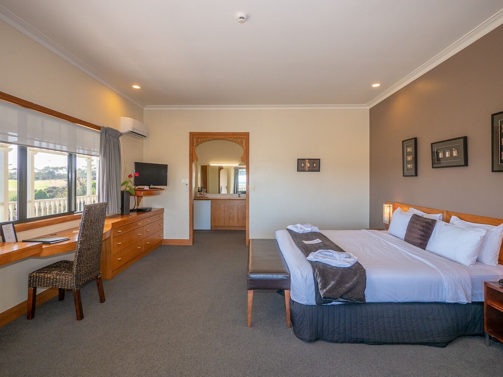 Superior, King Bed, Resort View