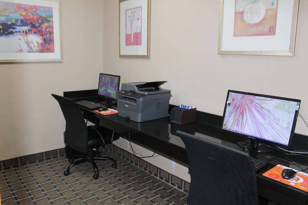 Holiday Inn Express & Suites Kansas City-Liberty (Hwy 152), an IHG Hotel 67/74