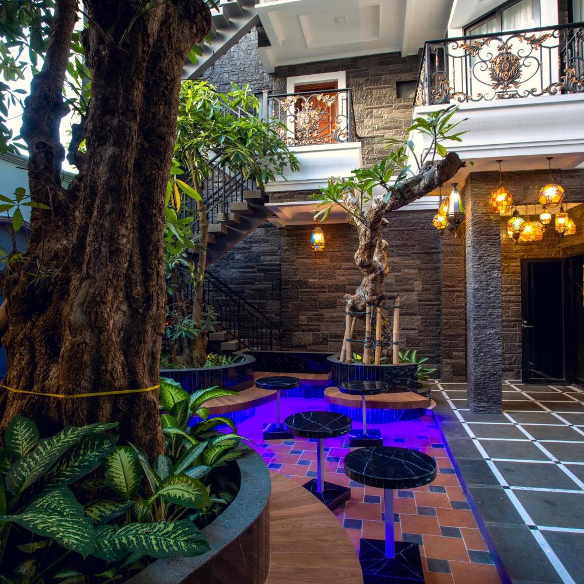 S and F Residence 33/36