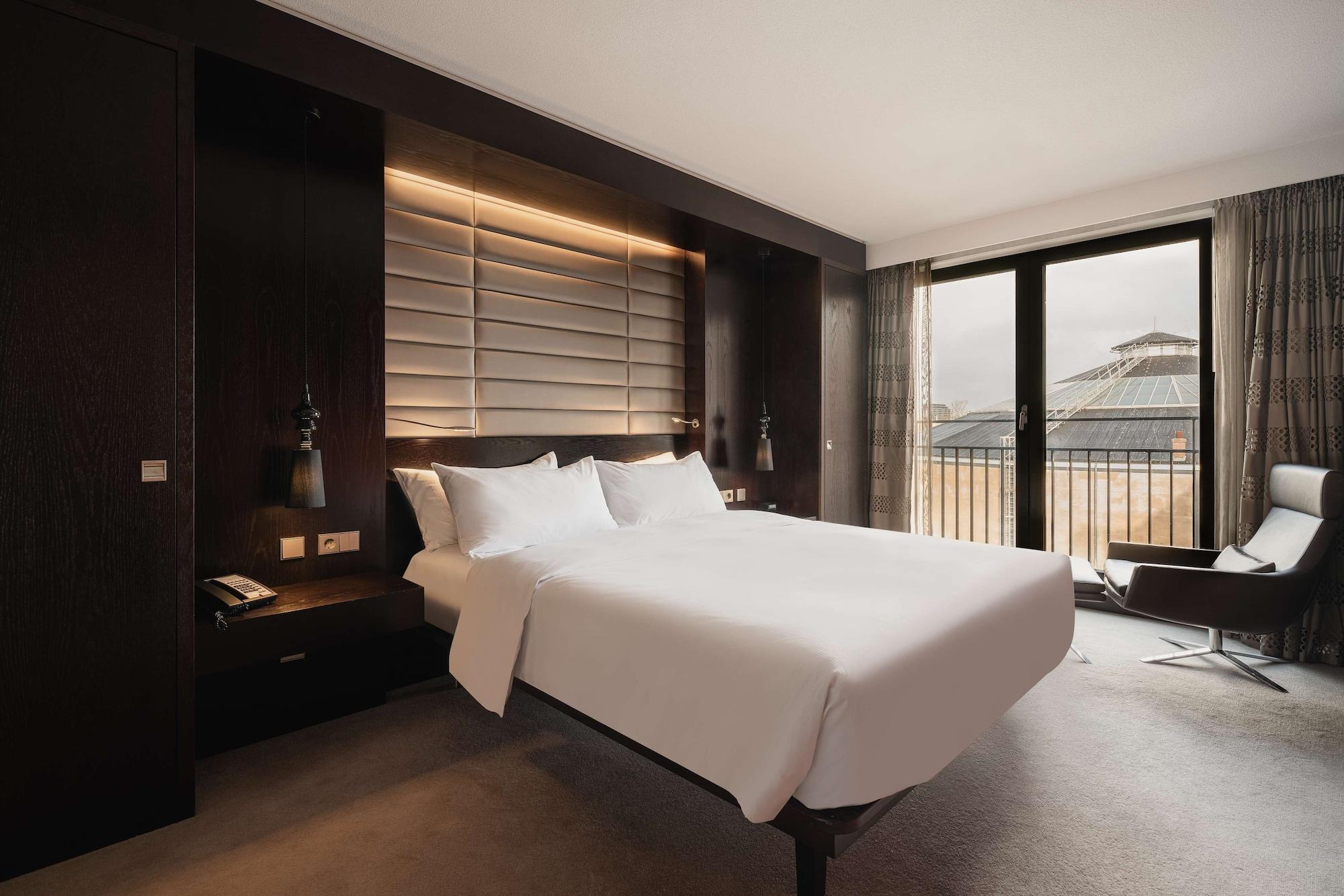 Royal, Suite, Club Lounge Access