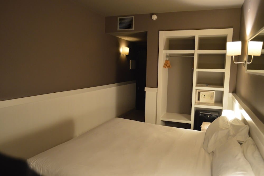 Parallel Hotel 10/48