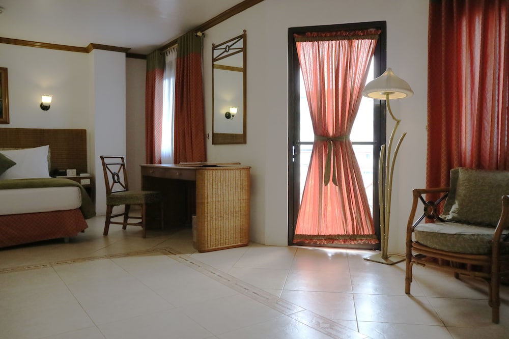 Golden Pine Hotel 4/41