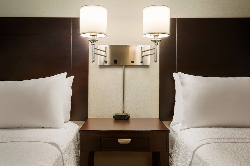 Hampton Inn And Suites Phoenix Glendale Westgate Az 27/65