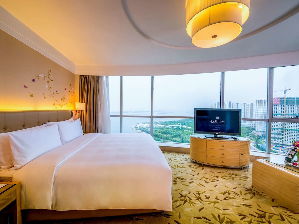 DELUXE, SUITE, KING BED