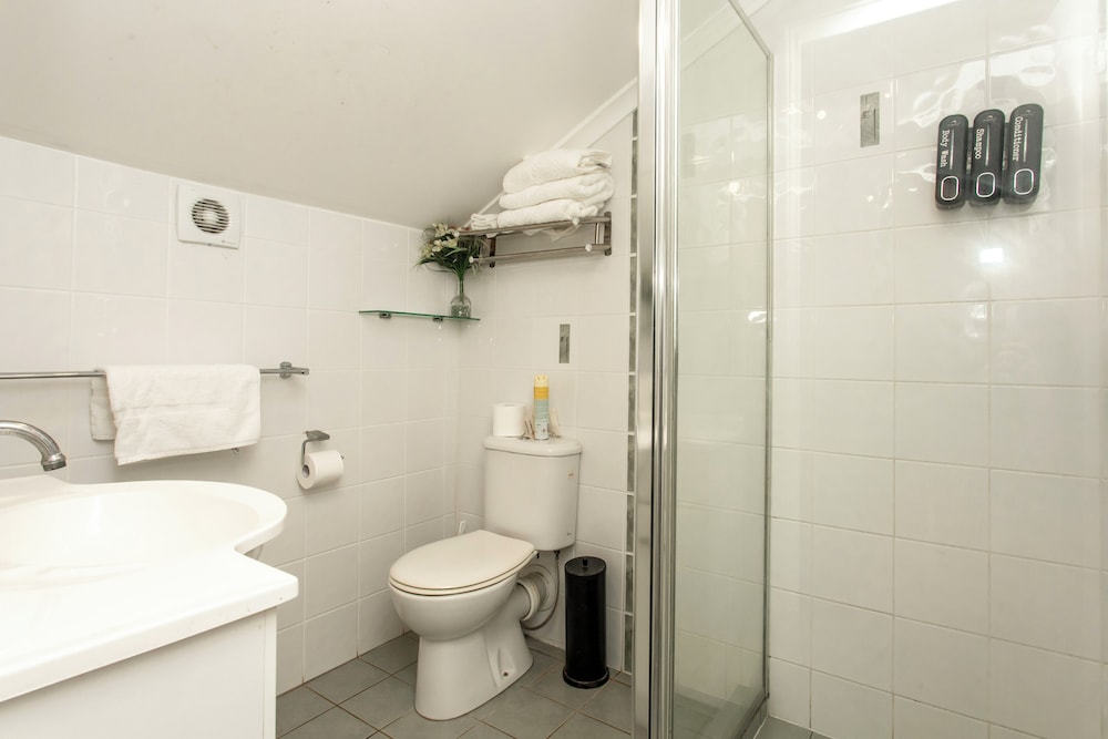 Ainslie Manor Bed and Breakfast 65/66