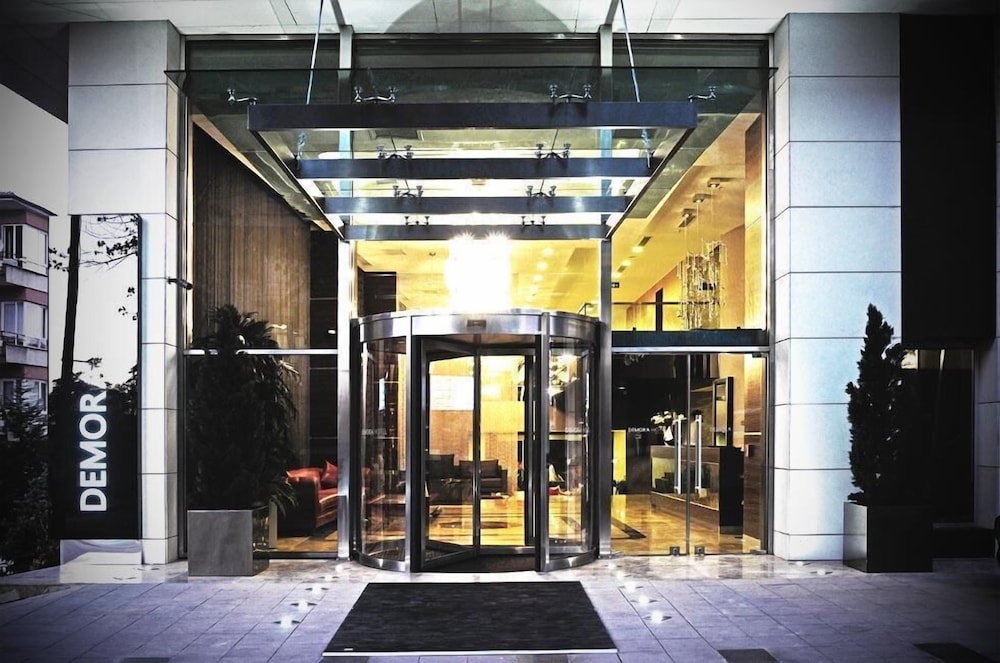 DEMORA HOTEL 63/64