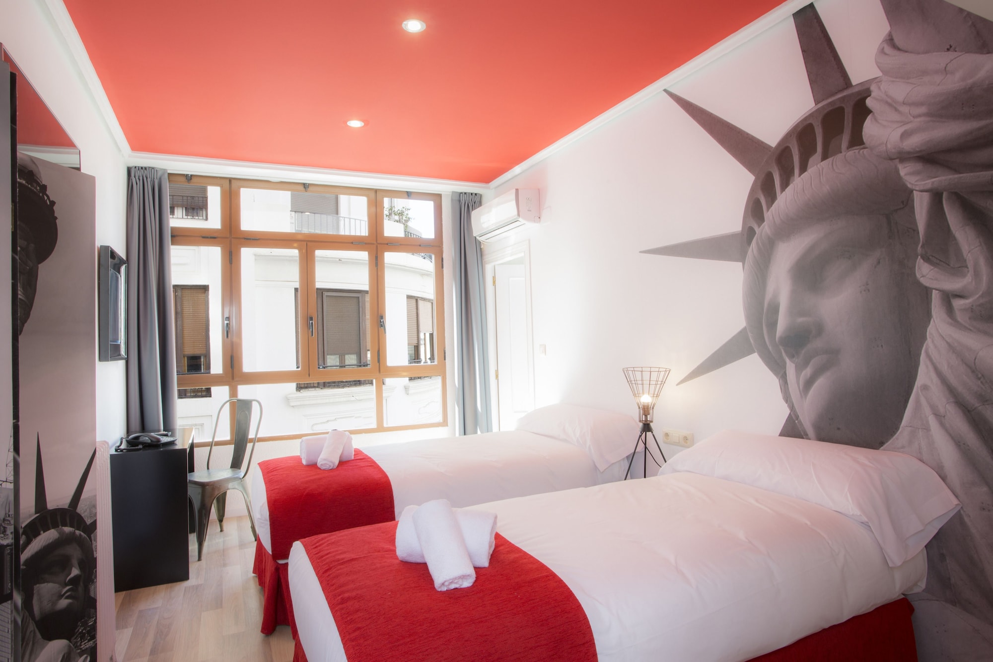 ROOM, TWIN BEDS