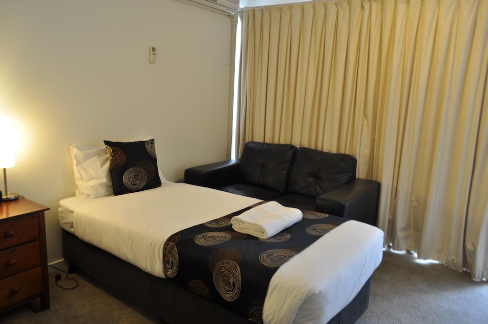ALBURY BURVALE MOTOR INN 27/47