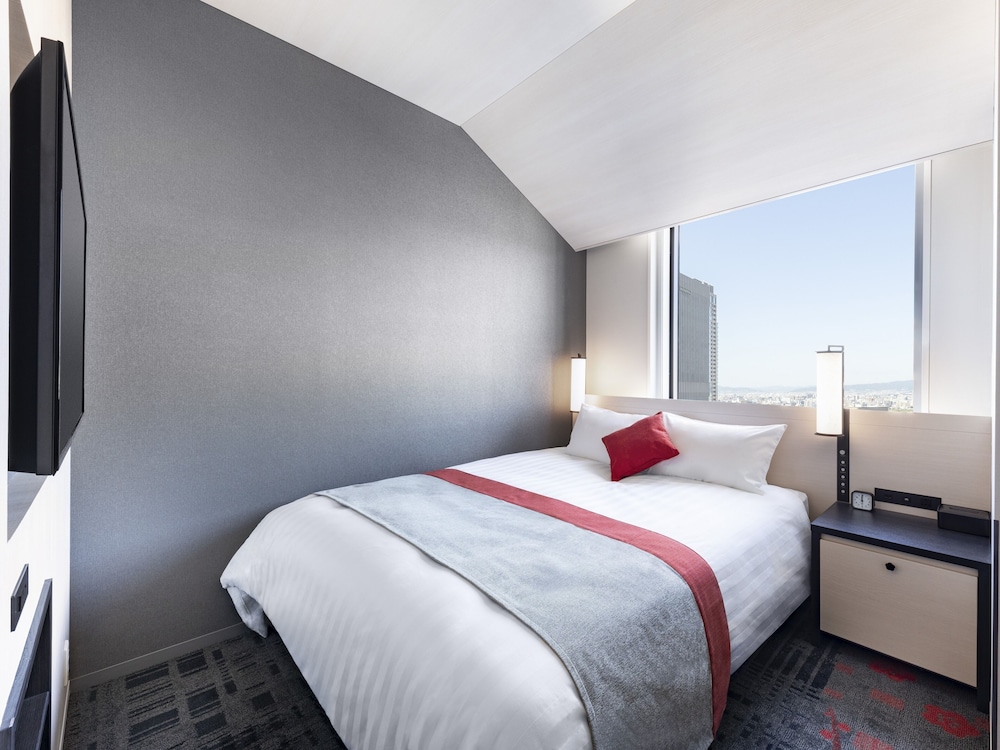 غرفة بسرير كوين