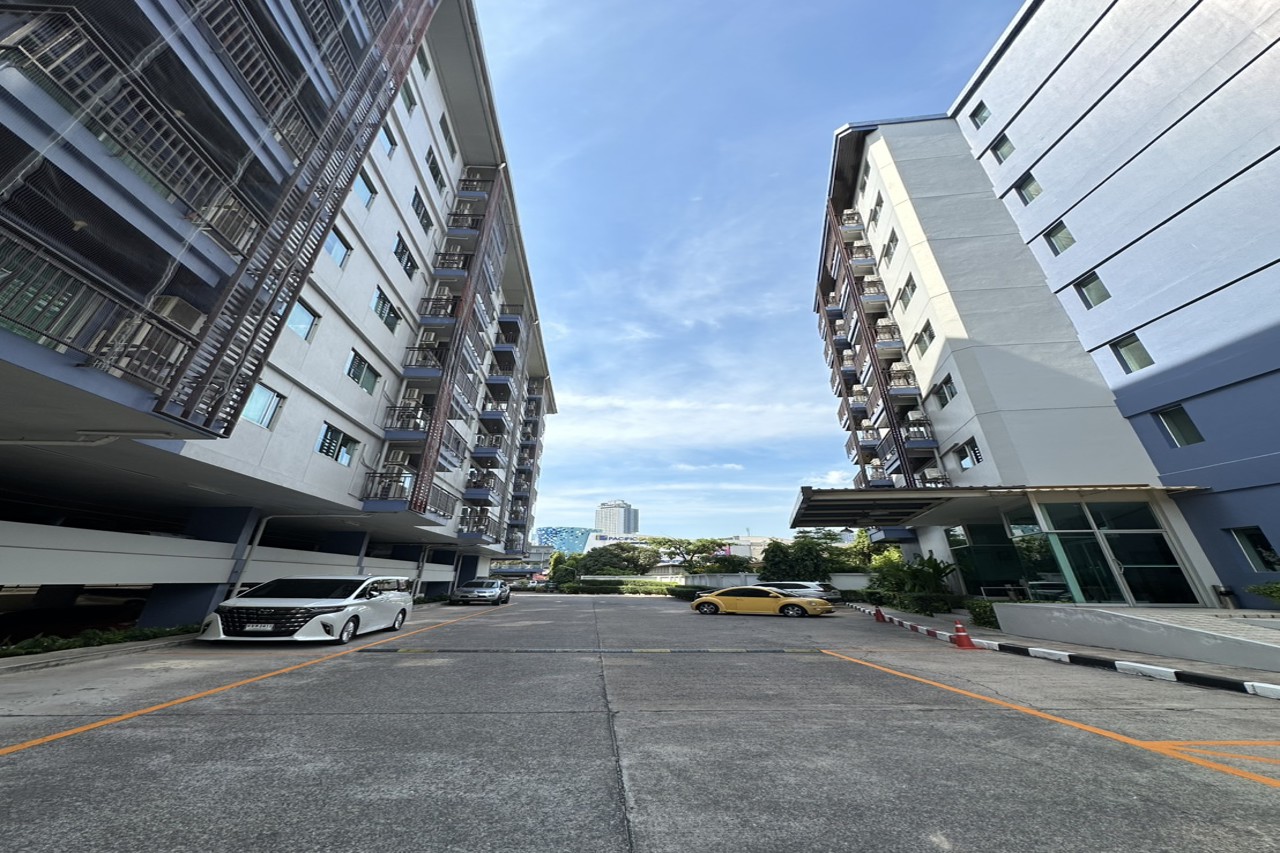 J Town Serviced Apartments Hotel 52/58
