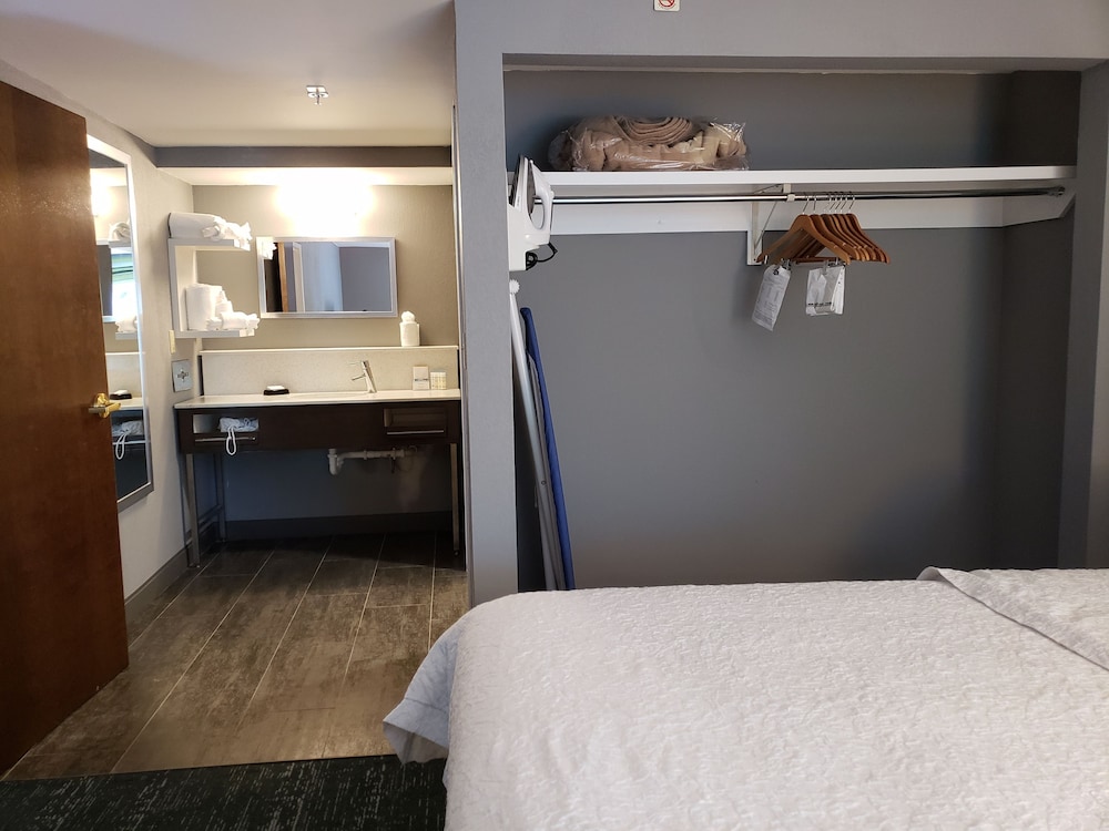 Hampton Inn Suites Newtown 32/57