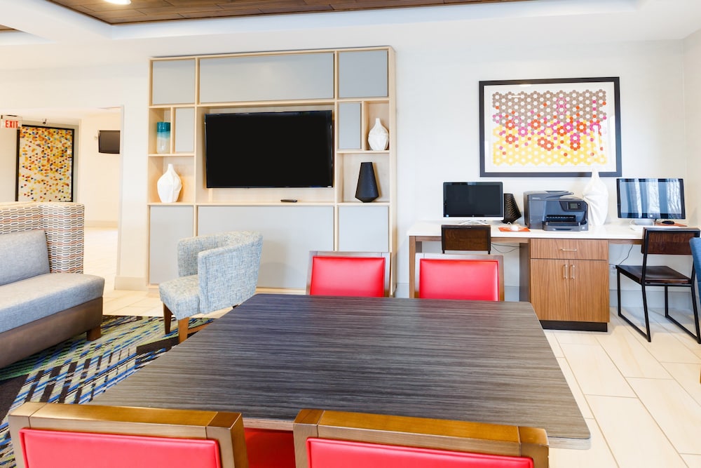 Holiday Inn Express Hotel Suites Shelbyville 33/44