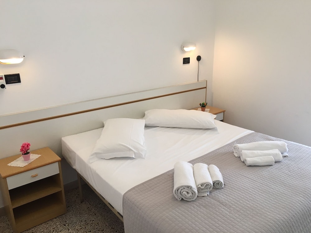 ROOM, TRIPLE
