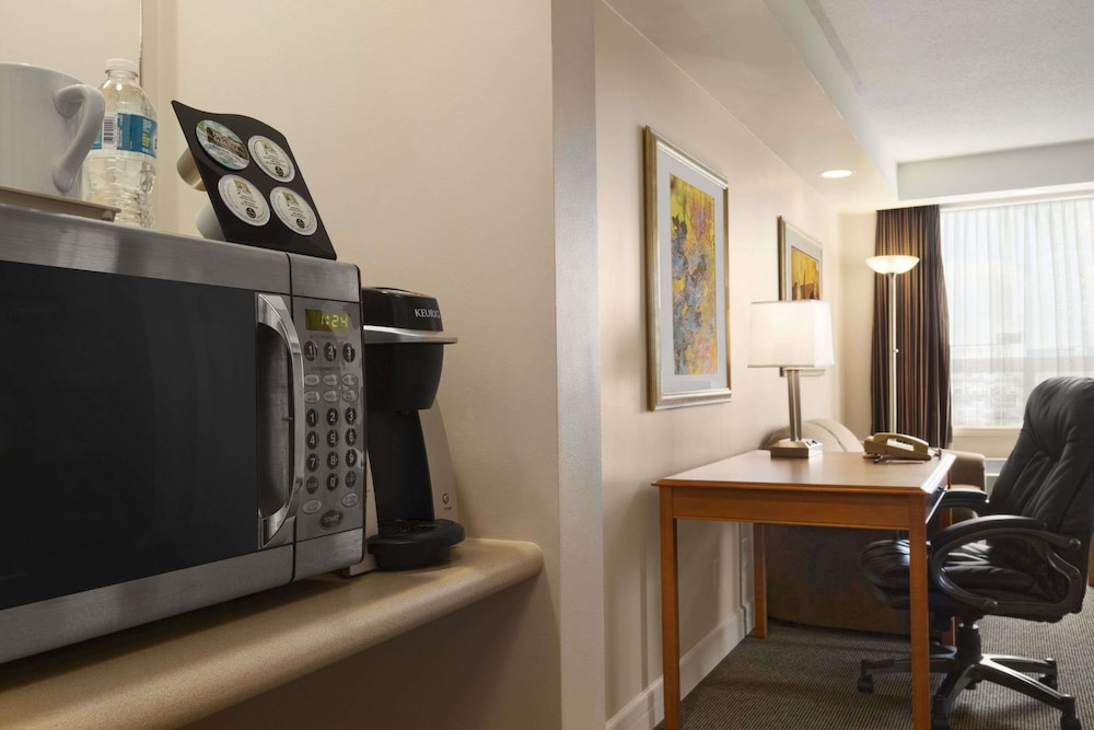 Travelodge By Wyndham Spruce Grove 42/50