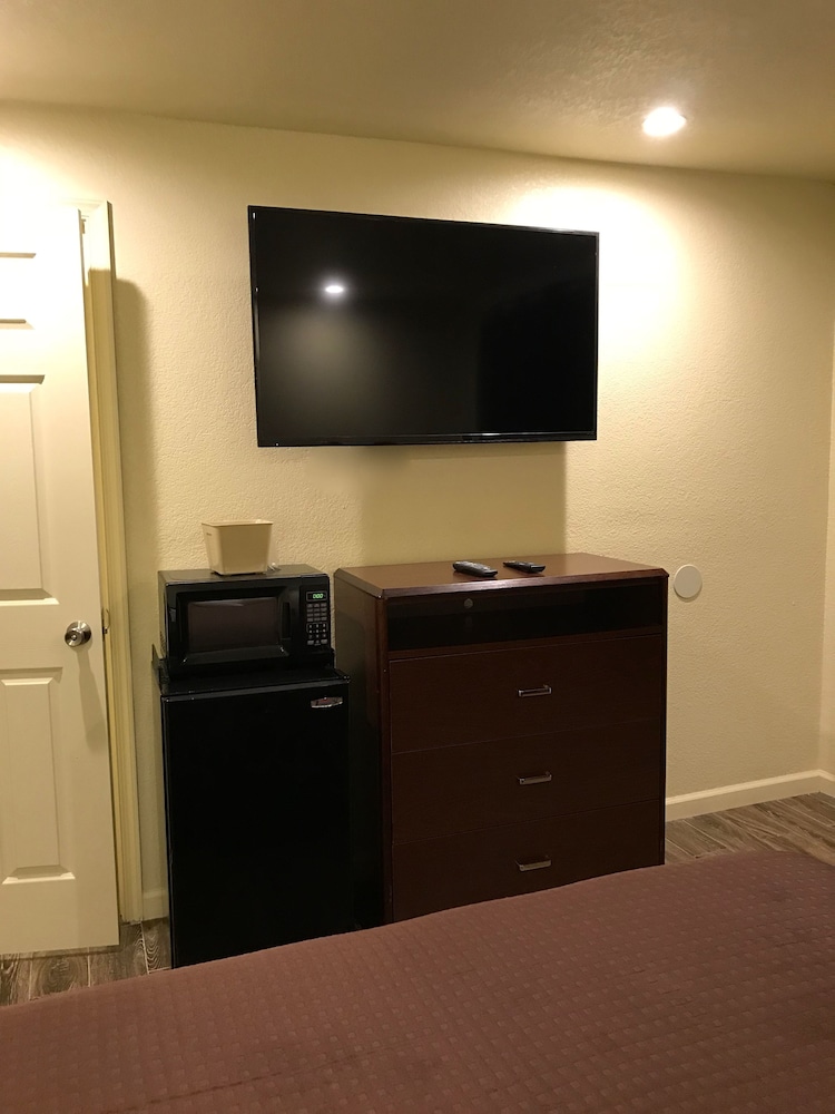 Whistling Pines Motel 21/31