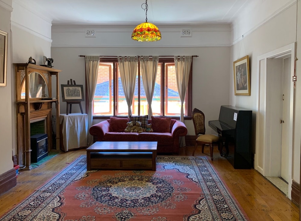 BURWOOD BED AND BREAKFAST 37/47