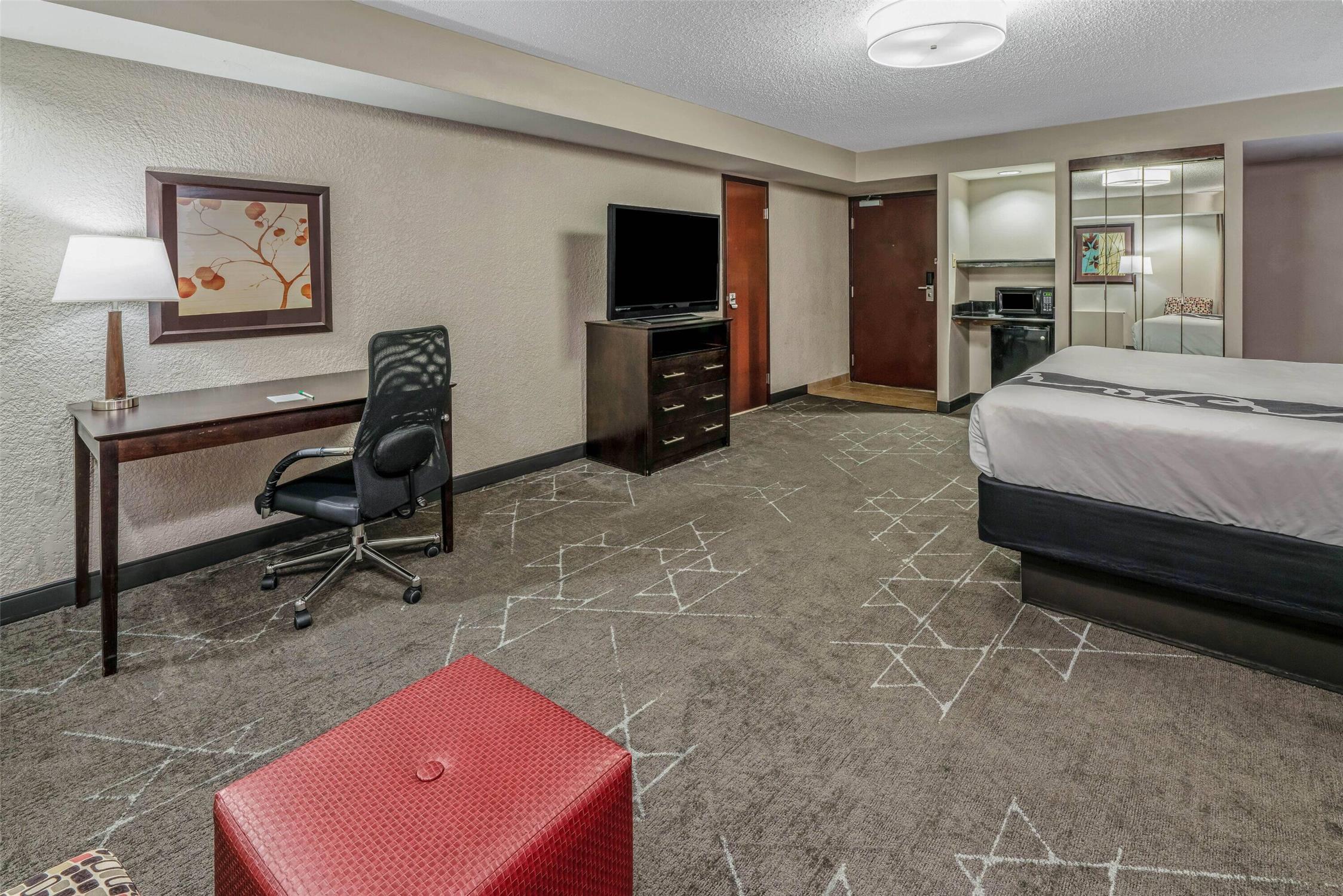 La Quinta Inn & Suites by Wyndham Dallas I-35 Walnut Hill Ln 46/46