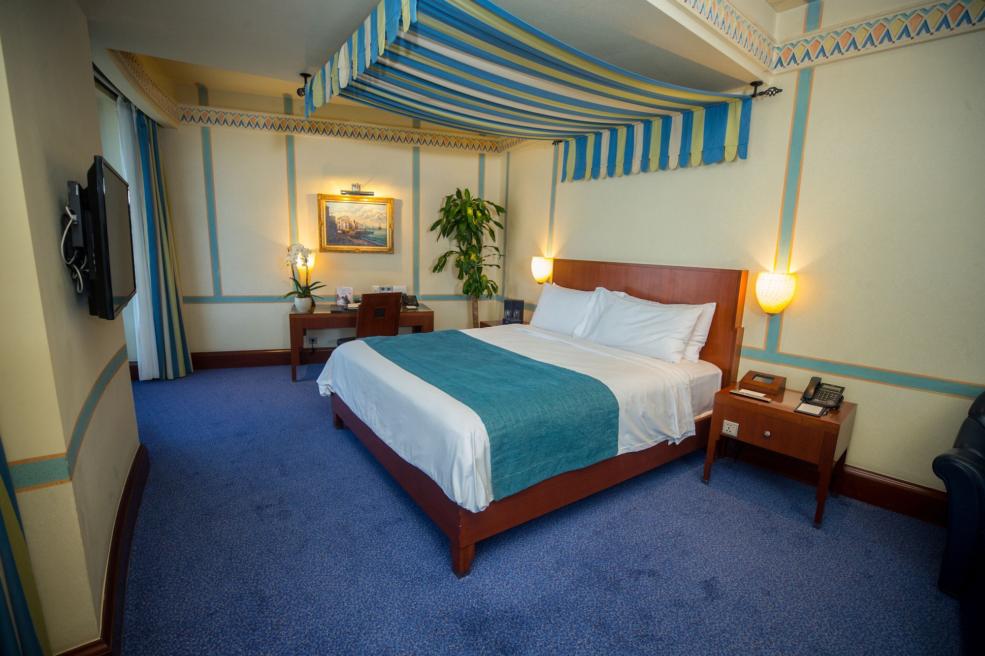 Louloua, King Bed